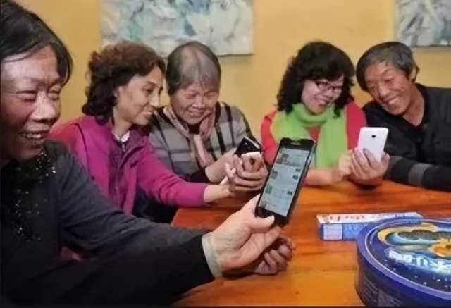 手机寿命大揭秘！你真的知道吗？我发现一个有趣现象，退休的长辈们在家玩手机的时间