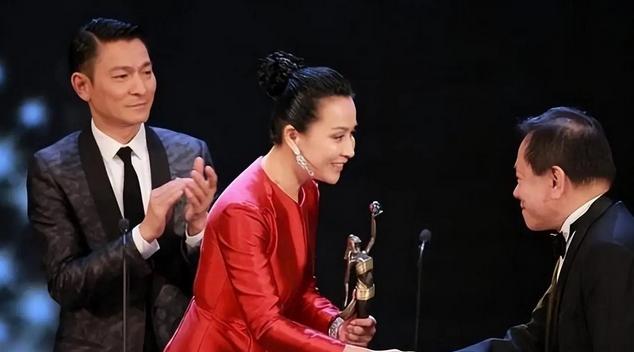 2004年，戴志诚跟杨蕾离婚，娶了师母。十年后，两人再次相遇，只见戴志诚