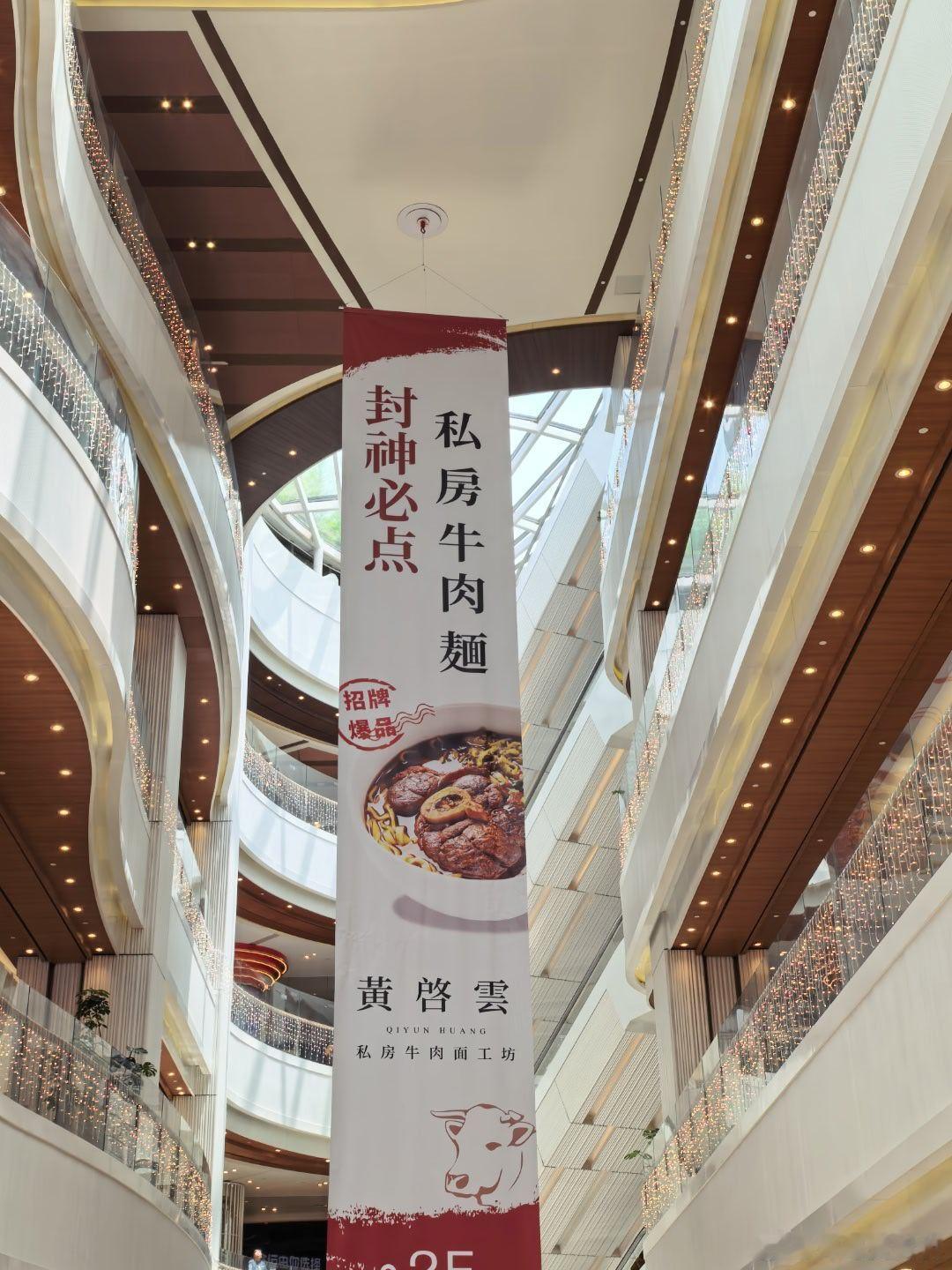 避雷，来上海放着洲际酒店的自助餐不吃，特意来吃集“米其林星级名厨”，“海峡两岸十