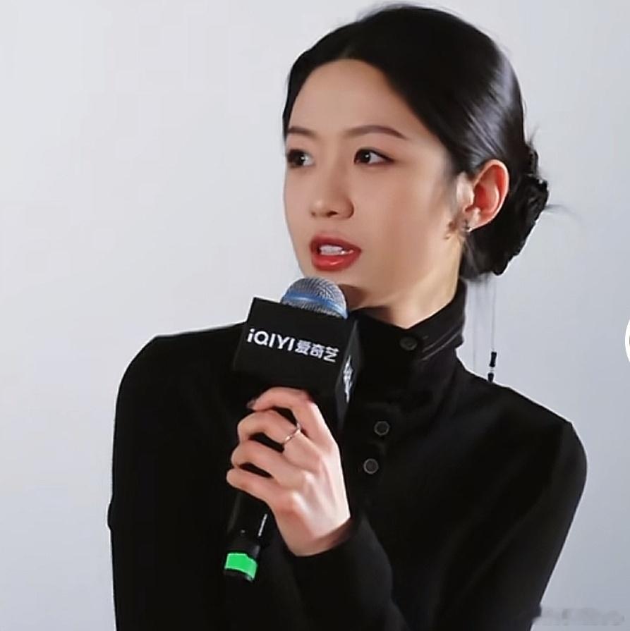 这个世界最想不通的人就是《大生意人》里的向涵之你看这样照片，竟然美成这样！知性、