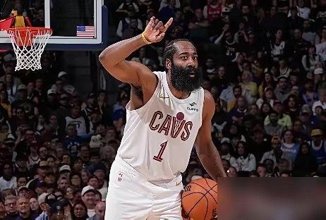 追梦格林一句话，戳破了哈登的秘密。球场上怪事，对手宁可放空终结点米切尔，也要2