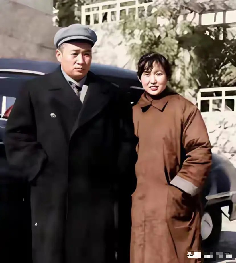 五十年代，毛岸青和妹妹李敏的留影，兄妹情朴实又厚重