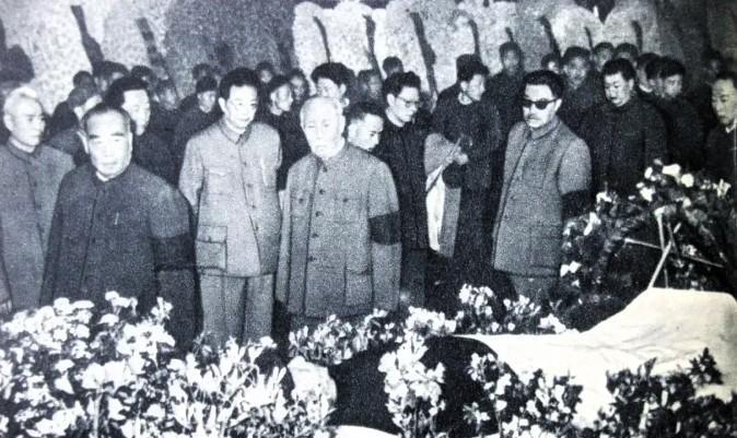 1965年4月10日，朱德、董必武、贺龙等在成都参加柯庆施遗体告别仪式。1965