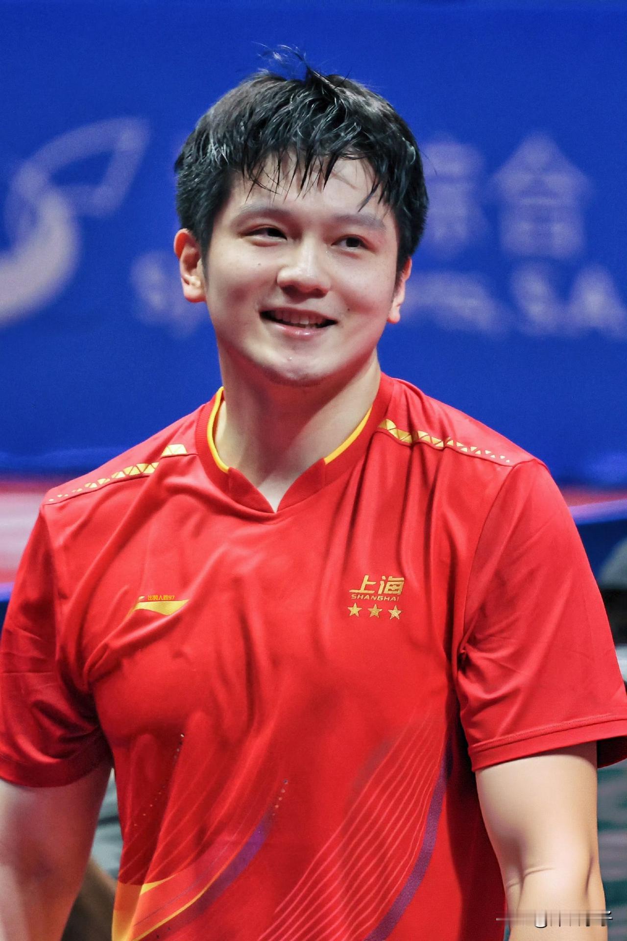 樊振东他皮肤真好，细腻又白皙，还闪闪发光。难怪这么多护肤品牌他代言。樊振东的素