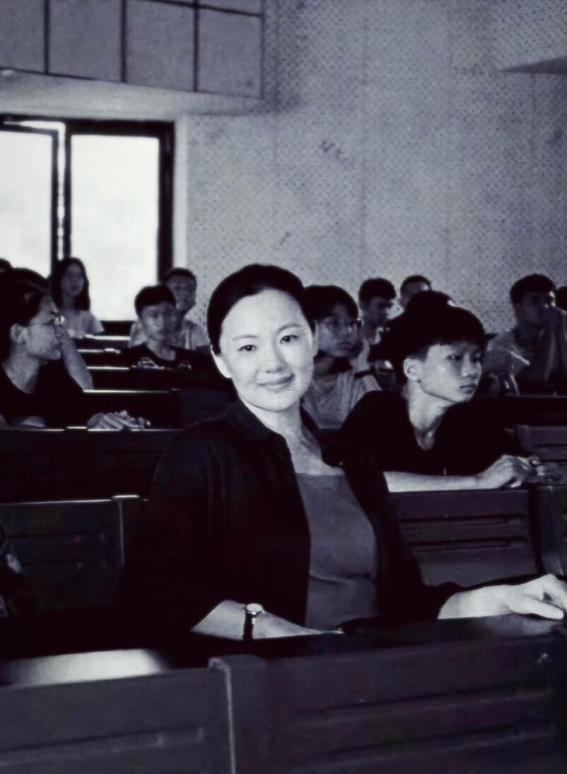 咏梅“她有出走的决心就不在乎地久天长”