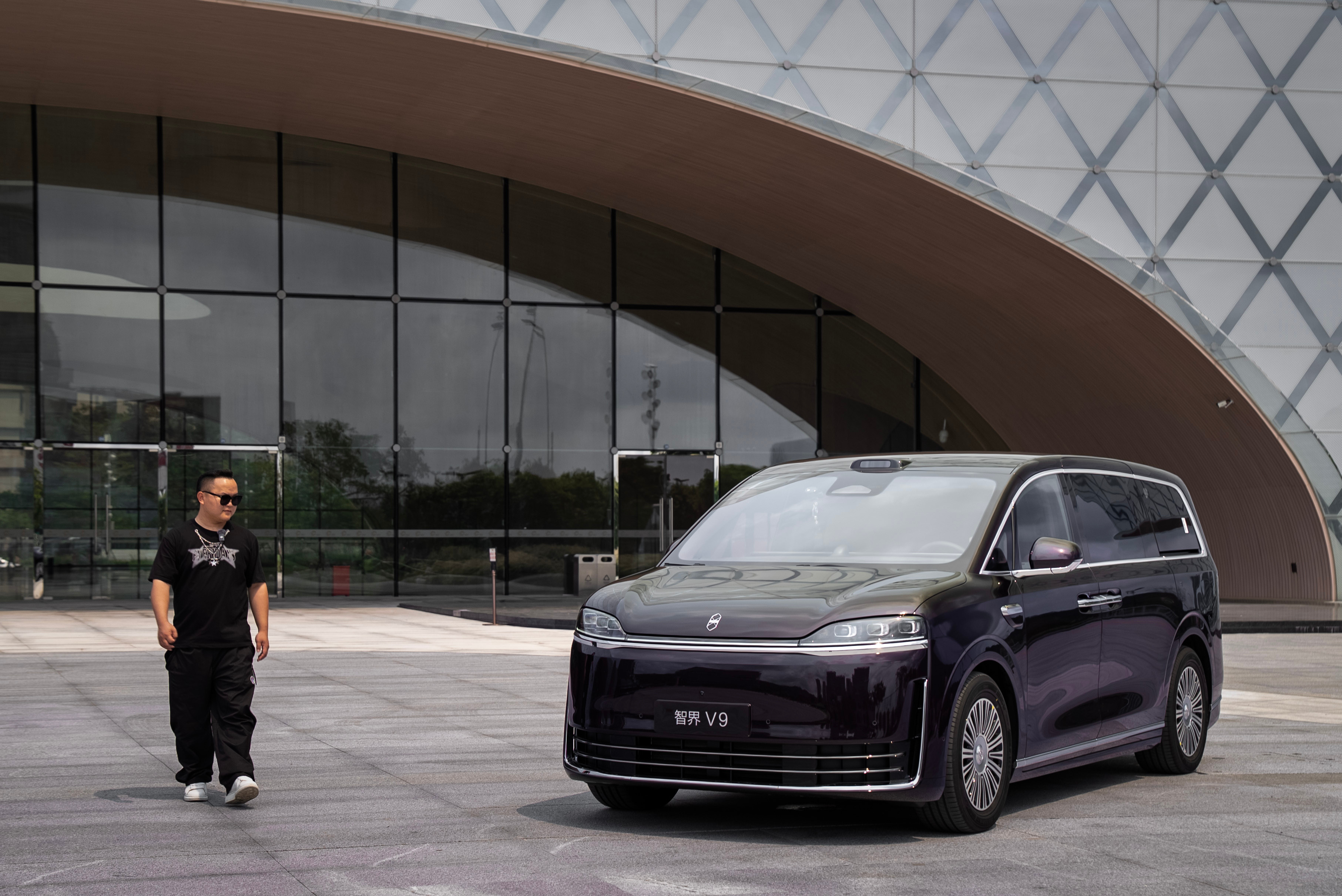 成功的路上，就该有它！——智界V9图赏智界V9，江湖人称‘MPV科技车皇’。远远