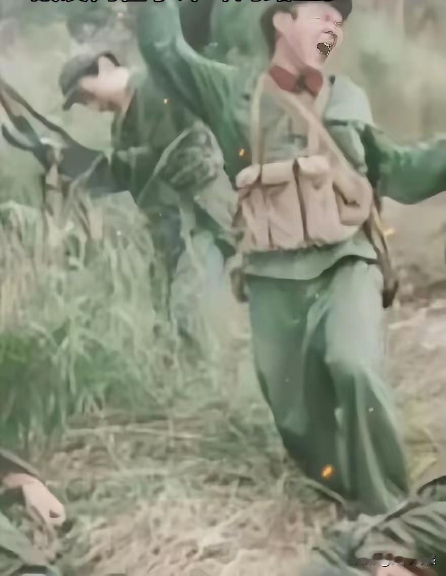 这不是影视剧镜头，这是当年战地记者拍摄下来的真实画面，在自卫反击战中，战士们在冲