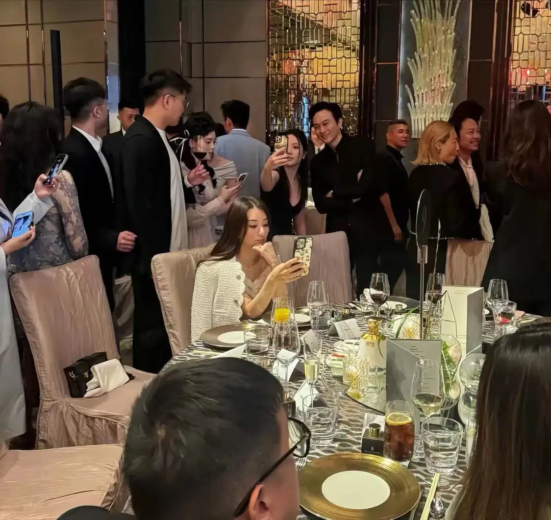 方媛终于挤进豪门圈子！搂着四太梁安琪肩膀合影，何超琼甘比都在​