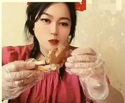 网上一个维吾尔族女孩火了。她发了吃猪肉的视频，评论区却骂声一片。女孩倒是一点不在
