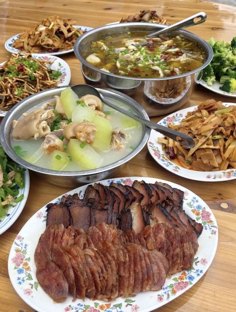 国庆我和老公打个赌，我说这次回老家，你不主动请亲戚吃饭，就不会有人请咱们，老公