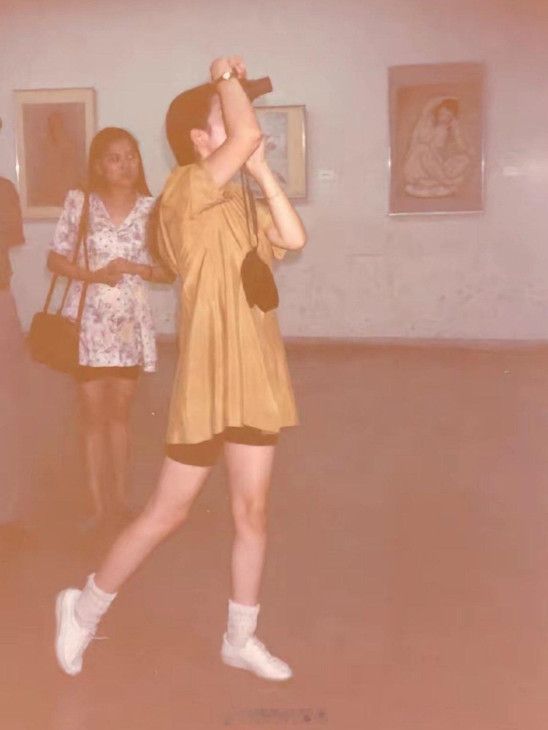 1994年的巩俐，小白鞋套白棉袜，素颜都美得发光