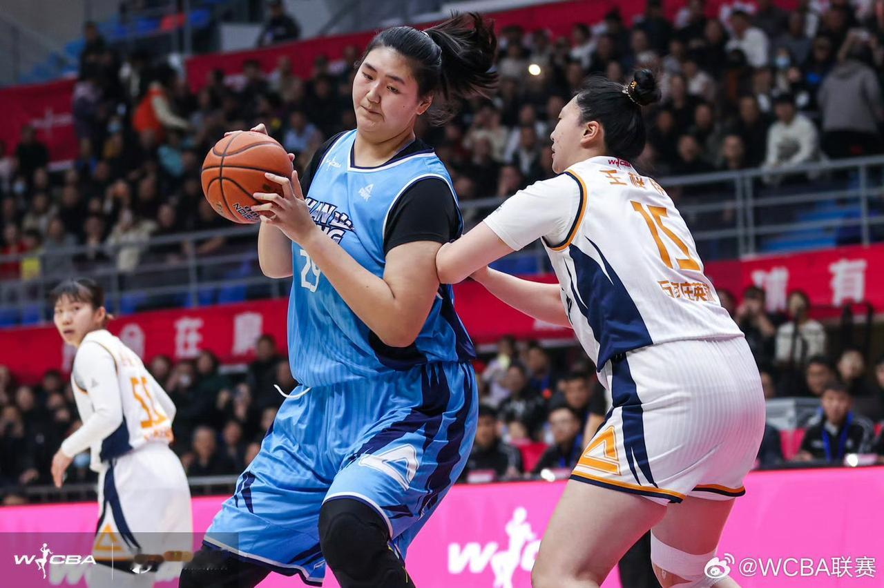 今晚看四川女篮、山东女篮能否双杀对手？四川女篮是客场挑战新疆女篮，上一次交手
