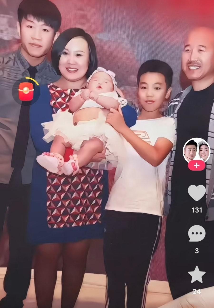 王亮直接把压箱底的老合影甩了出来——能哥能嫂十几年前给女儿办满月宴的私密照。直