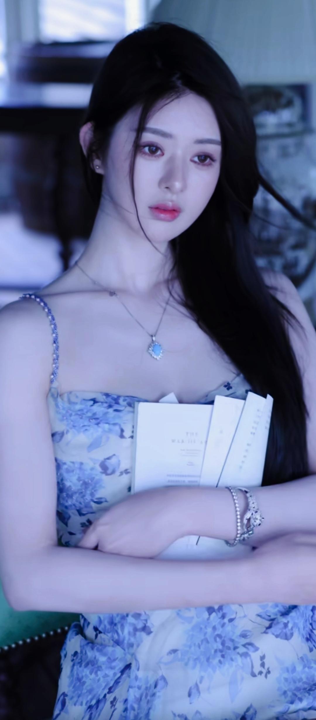 优雅蓝裙少女，静谧书香气息！