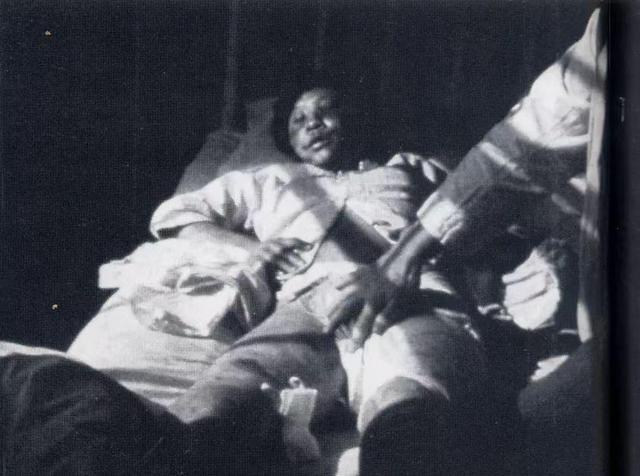 1937年，年仅18岁怀孕7个月的李秀英，被日本鬼子拖到地下室准备侵犯，她为了保