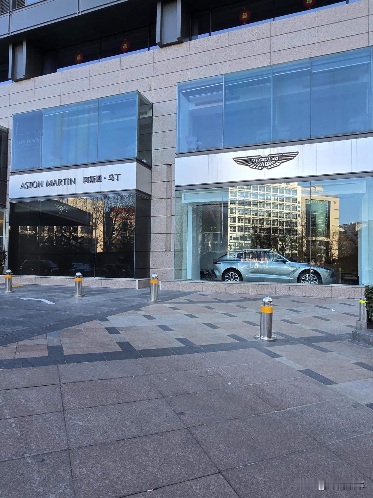 北京曾经豪车最多的一条街如今满眼萧条前几天路过北京东城区的金宝街发现，劳斯莱斯