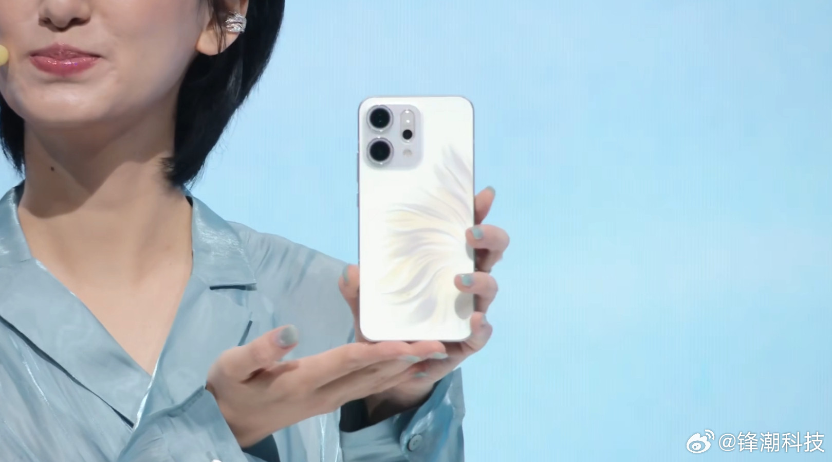 OPPOReno14系列这次主推的「人鱼姬」配色，现场真机展示。感觉怎么样？[