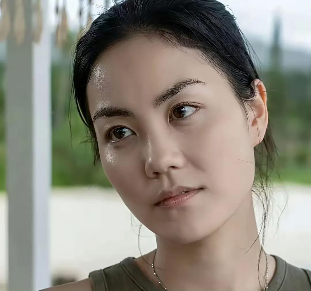 很多人觉得王菲长得很普通比她漂亮的明星大有人在，可王菲胜在气质就是很好。细看素颜
