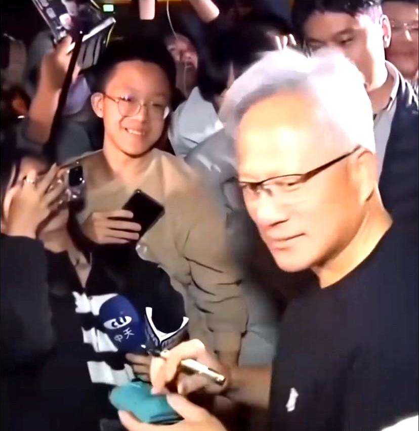 文章谁能帮个忙文章内容：谁能帮个忙一个年轻人把钱包递给黄仁勋要签名，黄仁勋