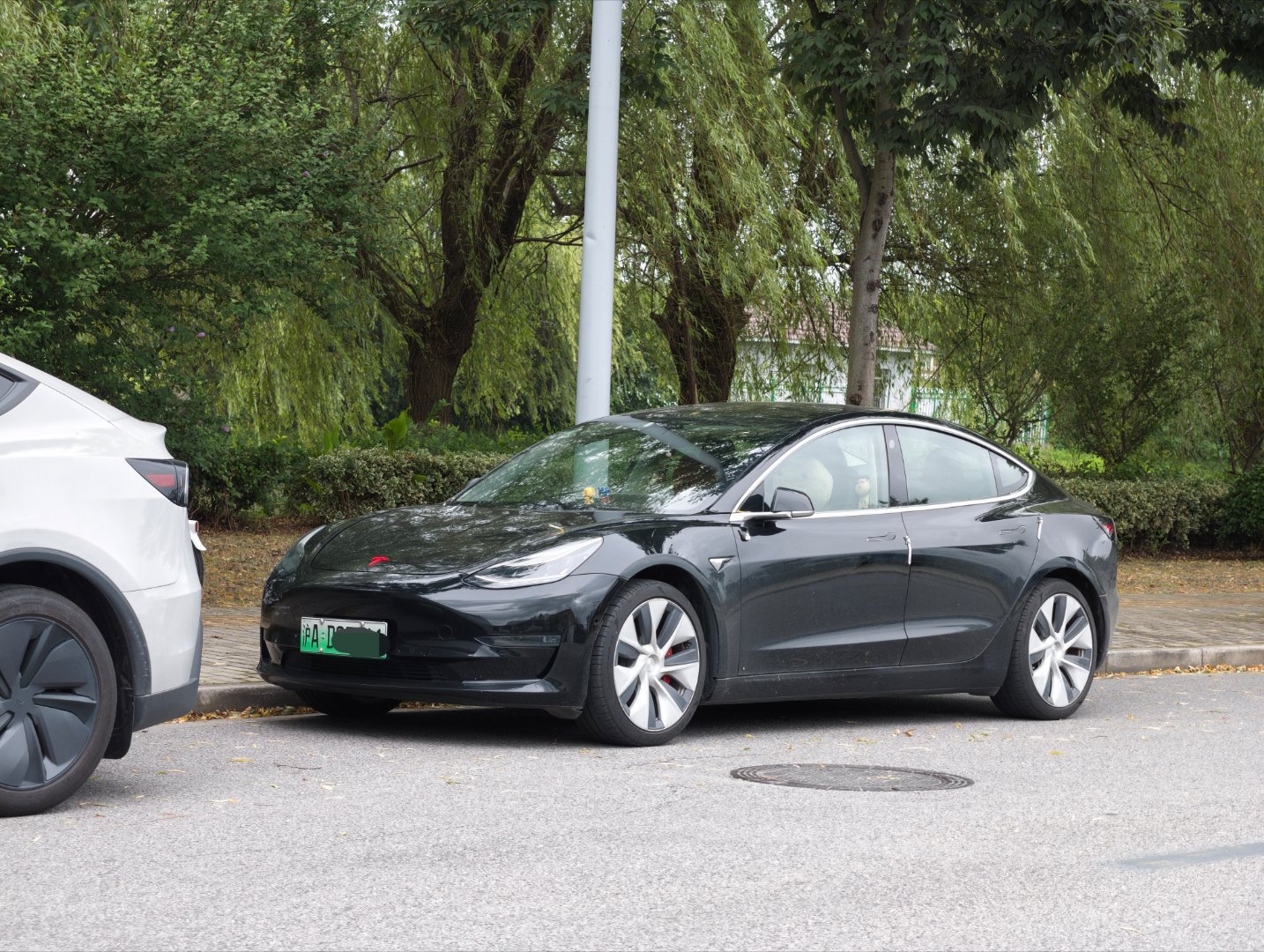 一眼就看出了这台低调的Model3当年落地价60万！国内大概2000