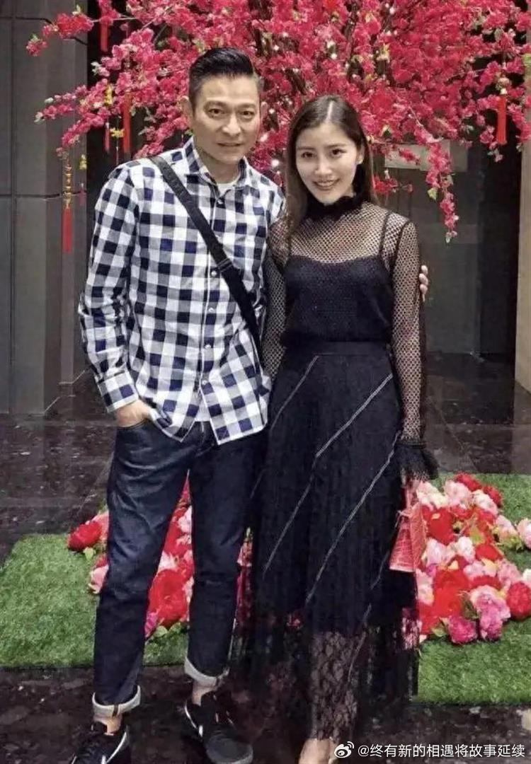 刘德华的小姨子，陈雪铃，马来西亚最美名媛，顶级白富美，风姿绰约。一家四口合影