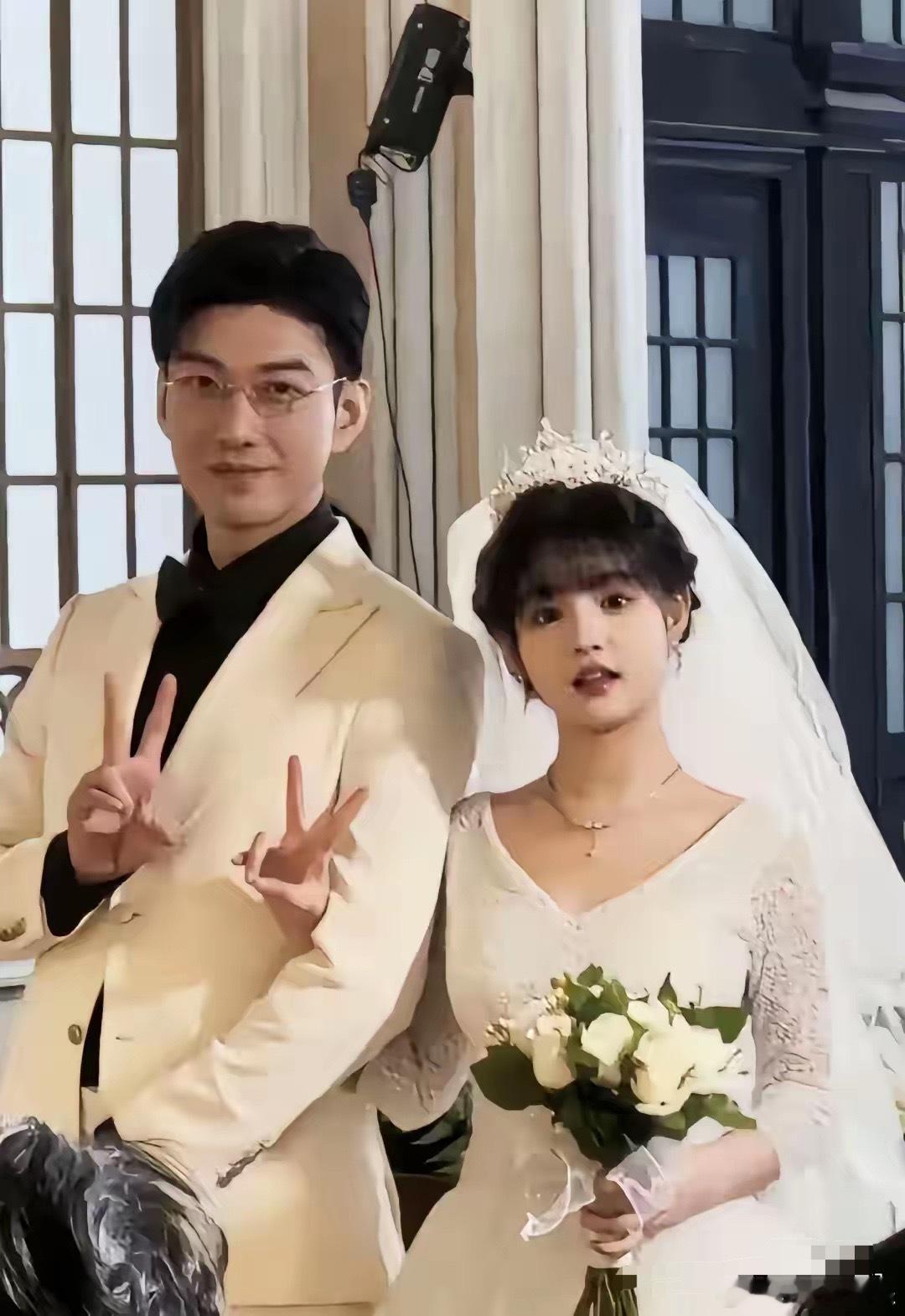 有人在于龙直播间发弹幕说：你和咩咩越来越烦人。于龙说，你不知道有个东西叫拉黑吗？