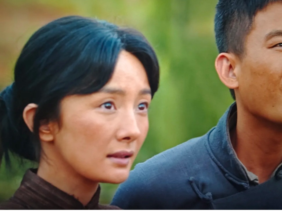 生万物同一集杨幂一会黑一会白的这小脸蛋……电视剧22集，露露出场的时候把杨幂涂