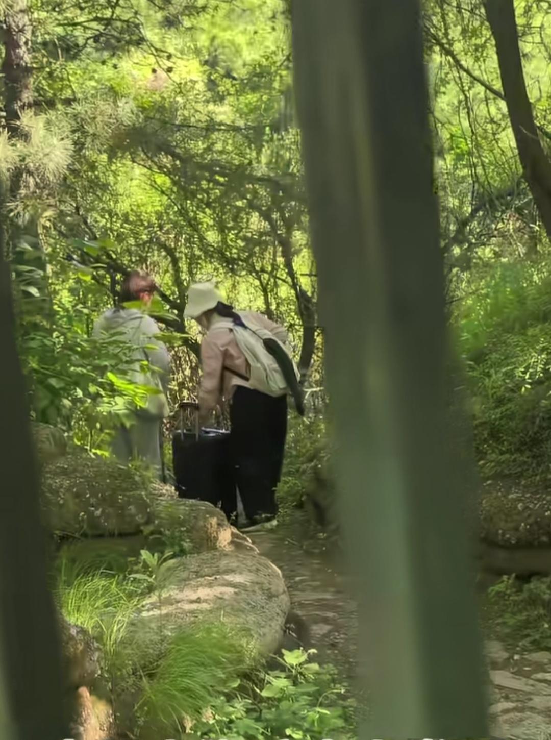 网友的警惕性有多强！近日，有网友在狮脑山登山时偶遇两名形迹可疑的女子。两人身着户