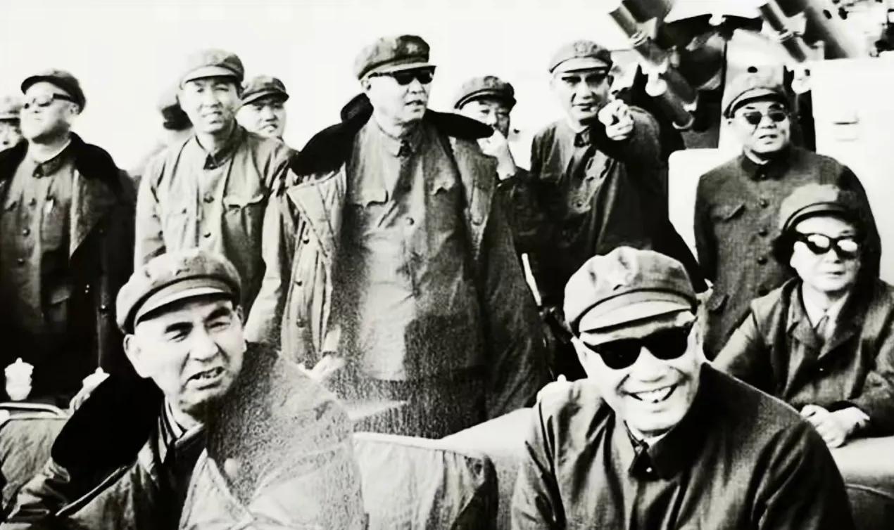 1977年，海军司令肖劲光大将去开会，会后与副总长杨勇上将在走廊闲聊。这时，一个