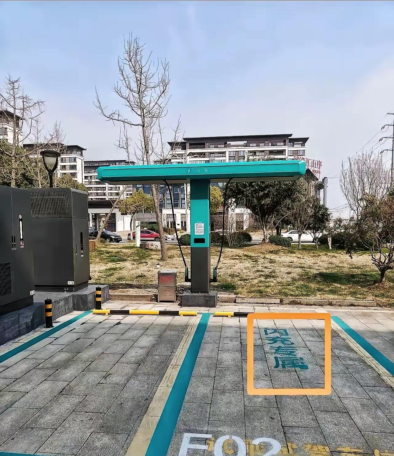 比亚迪这招，才是真阳谋！​​每个闪充桩只对外开放一个，专门留一个比亚迪专用。