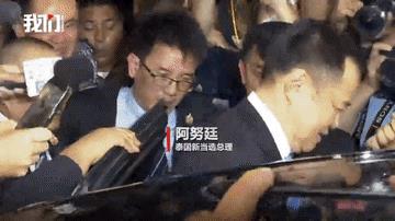 阿努廷真的是人才啊，他当上泰国总理之后，带着一帮记者去帮他拍照，他要展示他的孝心