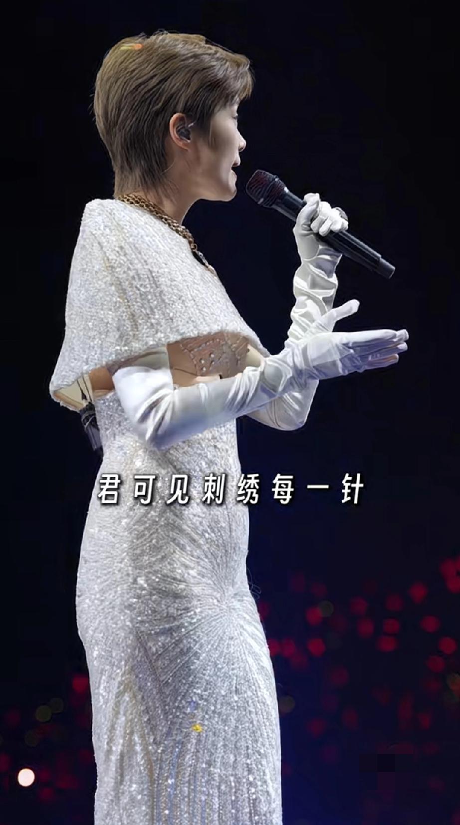李宇春唱《蜀绣》，这身打扮和歌曲挺般配复古且显身材，没想到她唱抒情的歌曲也这
