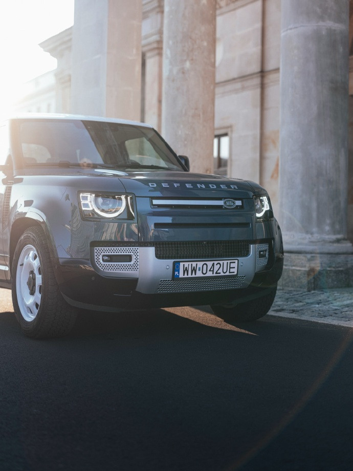 LandRoverDefender硬派越野的标杆选手，路虎卫士的气场真的绝了