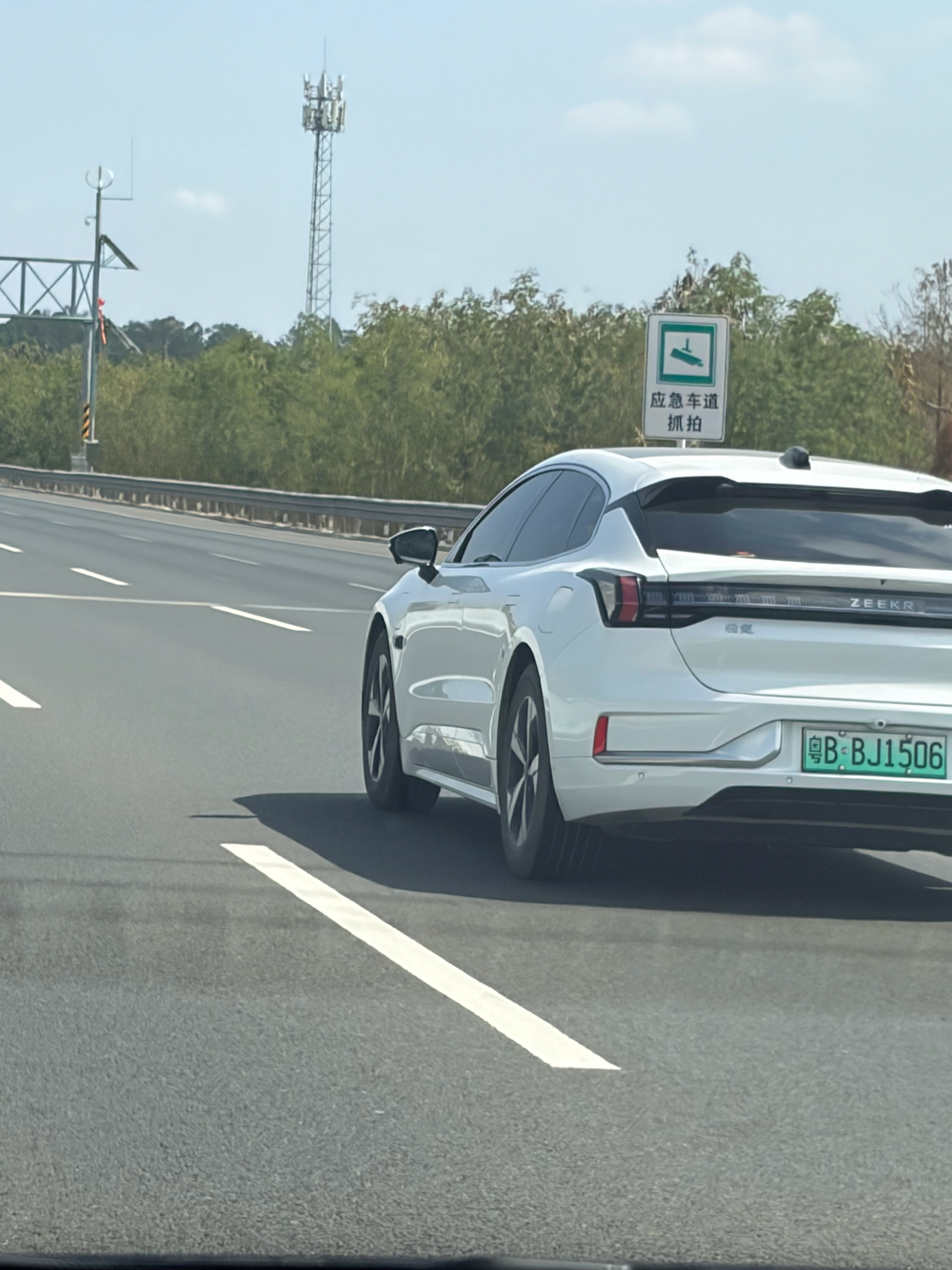 怎么极氪001有前后两个充电口？