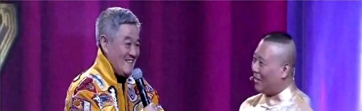 递过去的矿泉水，硬生生僵在半空。全场三百多号人，死寂，连大气都不敢喘。赵本山根本没伸手，眼皮一掀：“