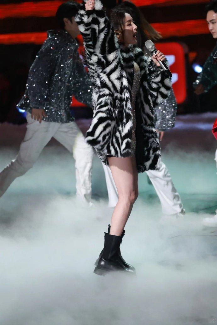 杨幂两年前湖南卫视跨年晚会造型，今年幂姐拍戏无档期，还是期待唱跳幂姐