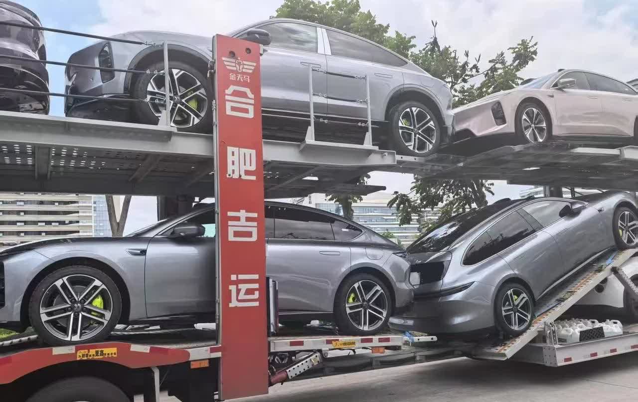 蔚来冠军版现车来了果然是月灰银加荧光黄卡钳，轮毂也是新样式，好像有ET5，E