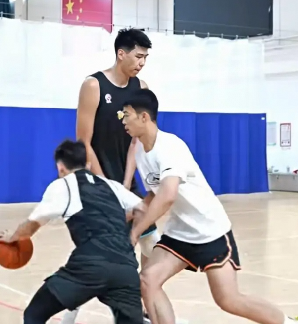 广东封闭集训看点:胡明轩徐杰配合徐昕挡拆提升
