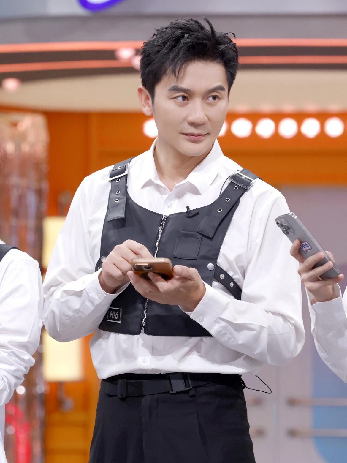 感觉李晨有老人味了50多了也正常而且感觉他也不怎么注重保养所以才这么糙不过还能滑