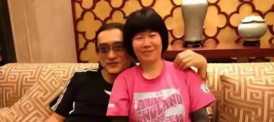 曝62岁黄安已与原配离婚！携现任聚会，戴硕大珍珠大赞对方漂亮