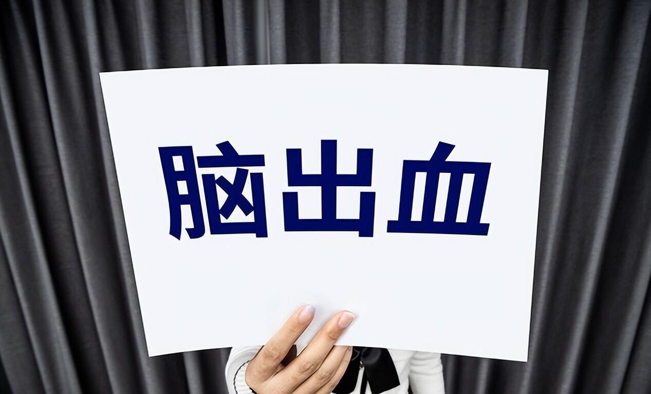 脑梗前兆不是手脚麻，五个小毛病常被当成累了筷子掉地上，他弯腰捡起来，接着吃。家