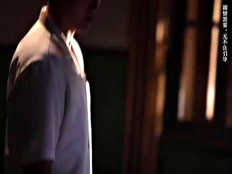 陈飞宇那个漏牙笑，配上黑夜尾随的段落，真把我吓得心脏突突跳。陈思诚新片《神探之痕迹》这次是真没保守，