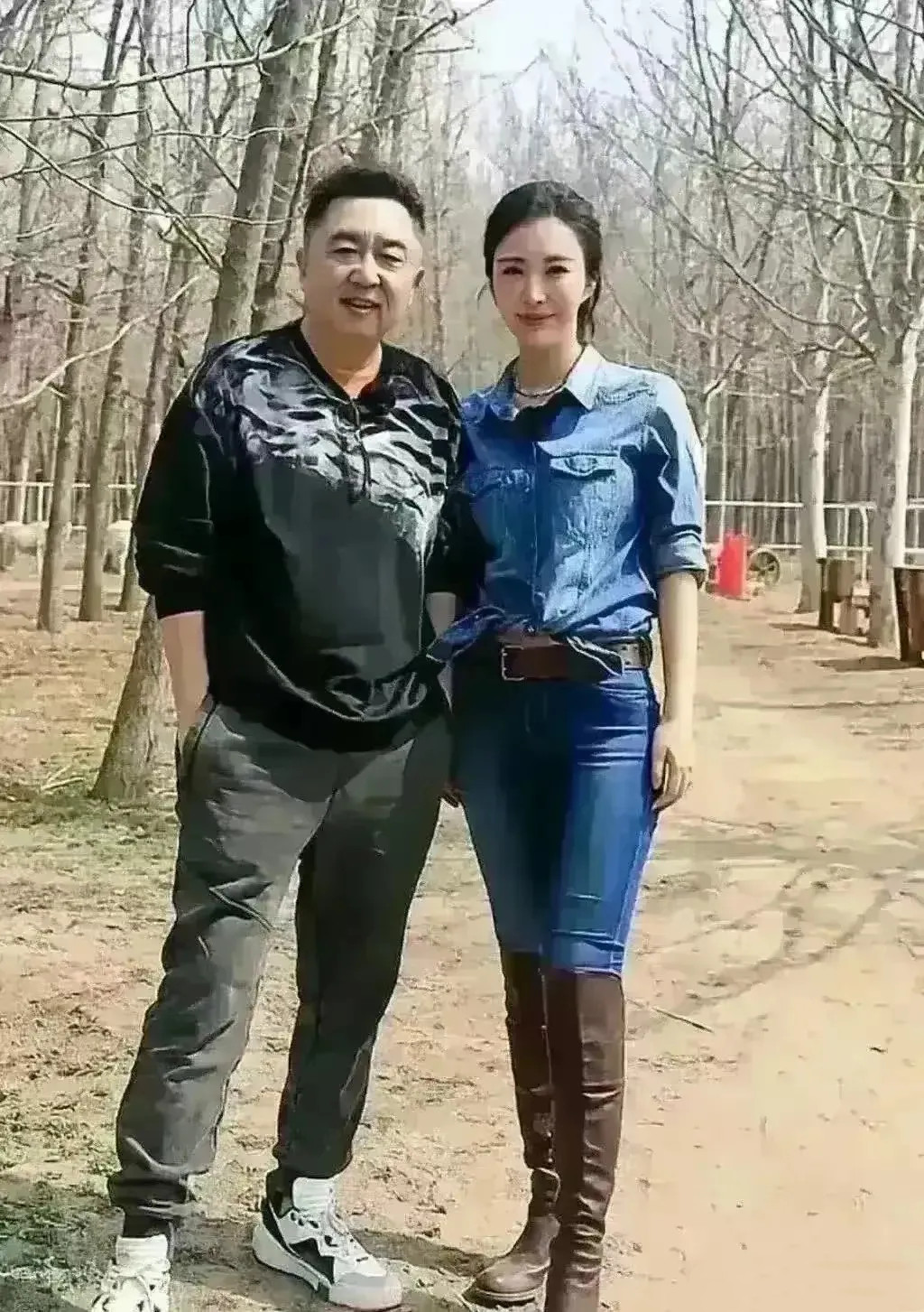 左边这位是于谦，右边美女有认识的吗？