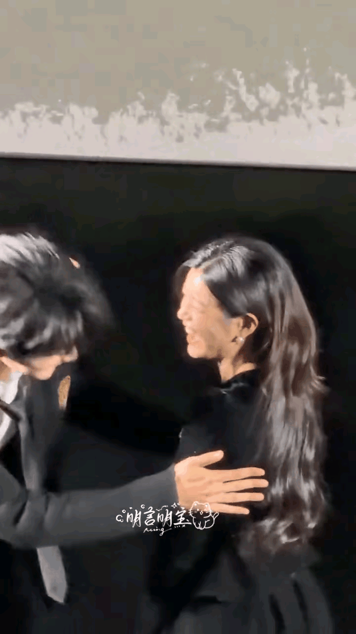 这一幕看得我头皮发麻。30多岁的陈妍希，孩子都能打酱油了，还得在台上对着2