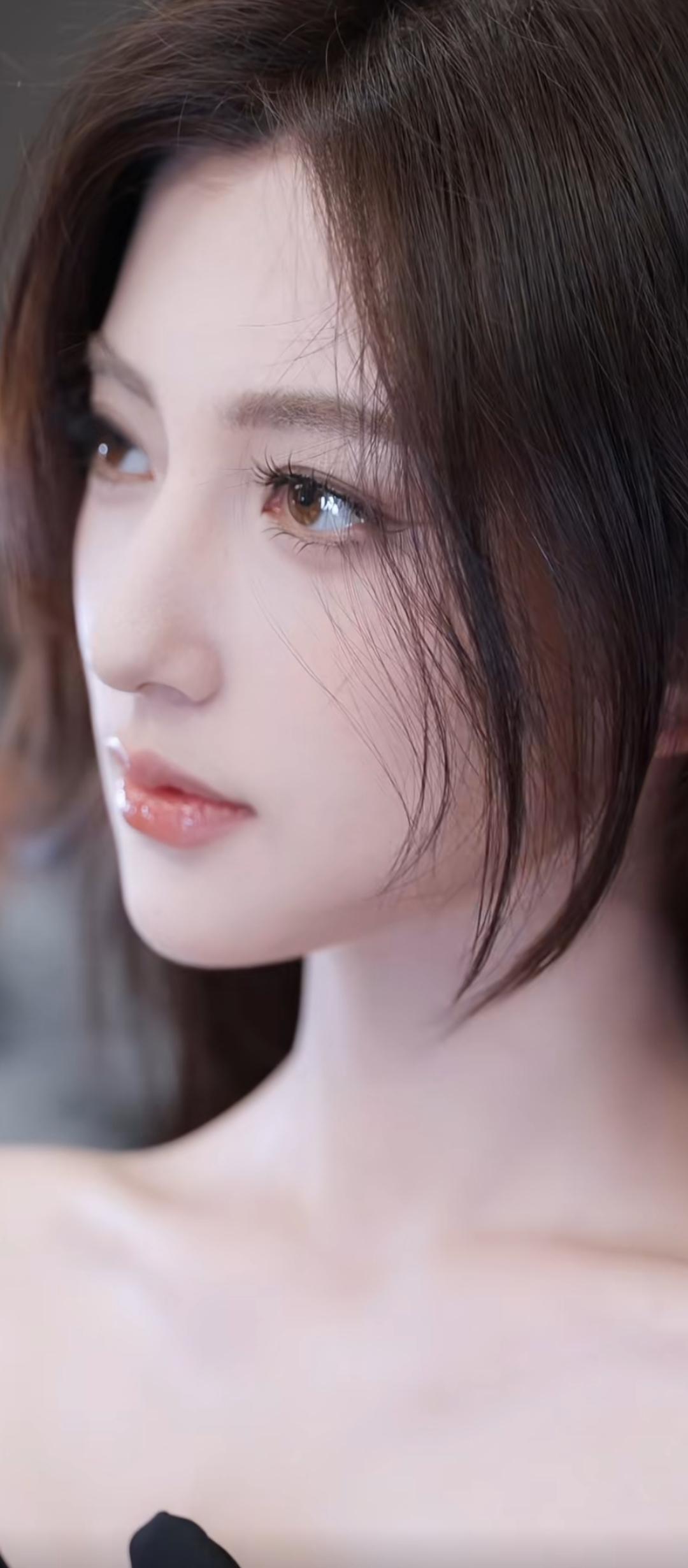 红妆美人侧，风姿动人间。