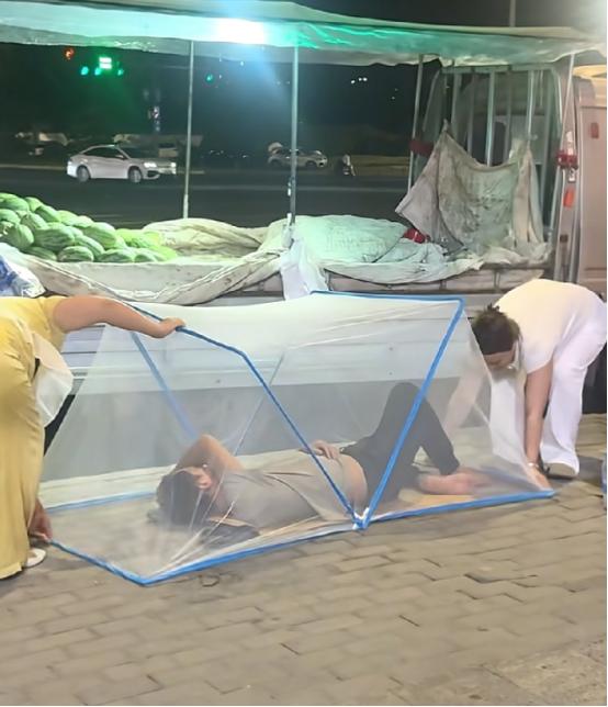深夜1点多钟了，一名女子无意间从窗口看了看外面街头，接下来的一幕，让人直呼感动了