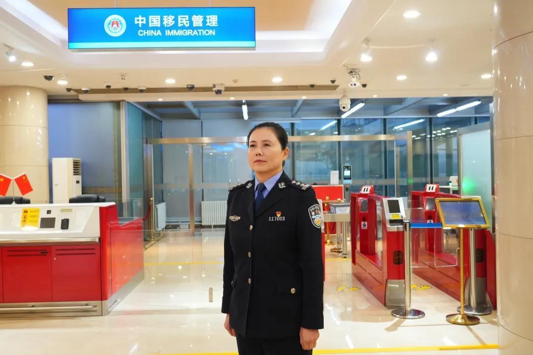 34年坚守国门！从橄榄绿到藏青蓝，这位女警把老兵本色焊在首都口岸李健平，女