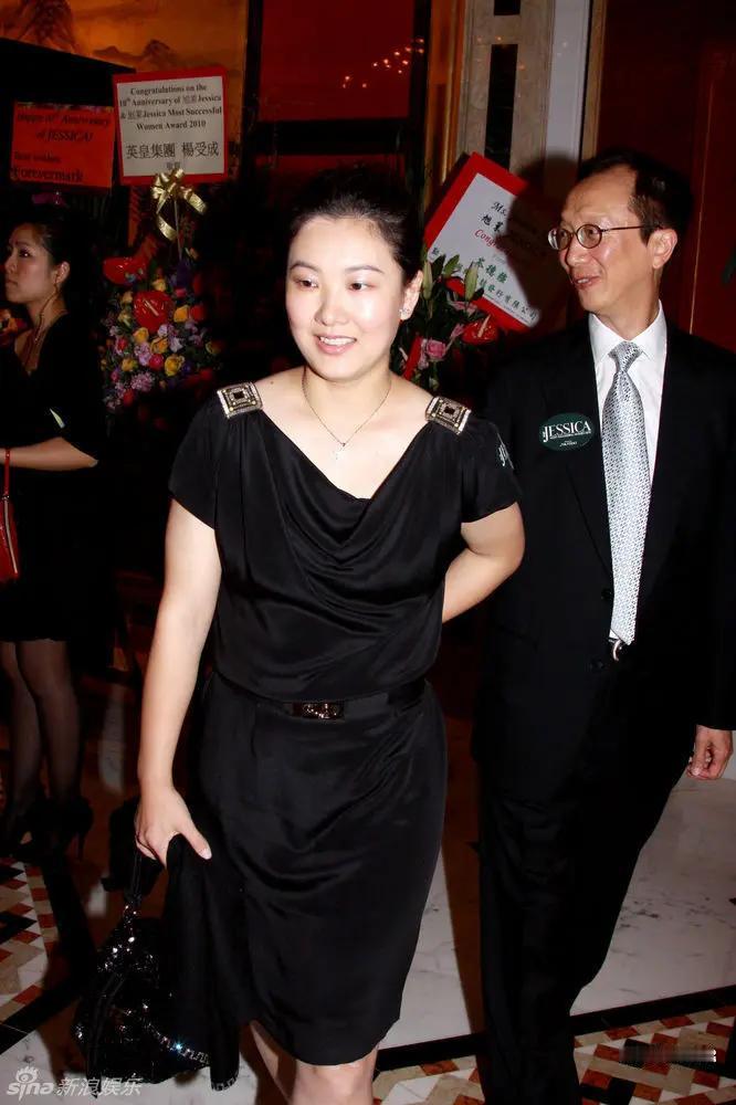 2001年，陈慧珊为了抱紧梁锦松的大腿，主动抛弃了自己的丈夫，不曾想，梁锦松却因