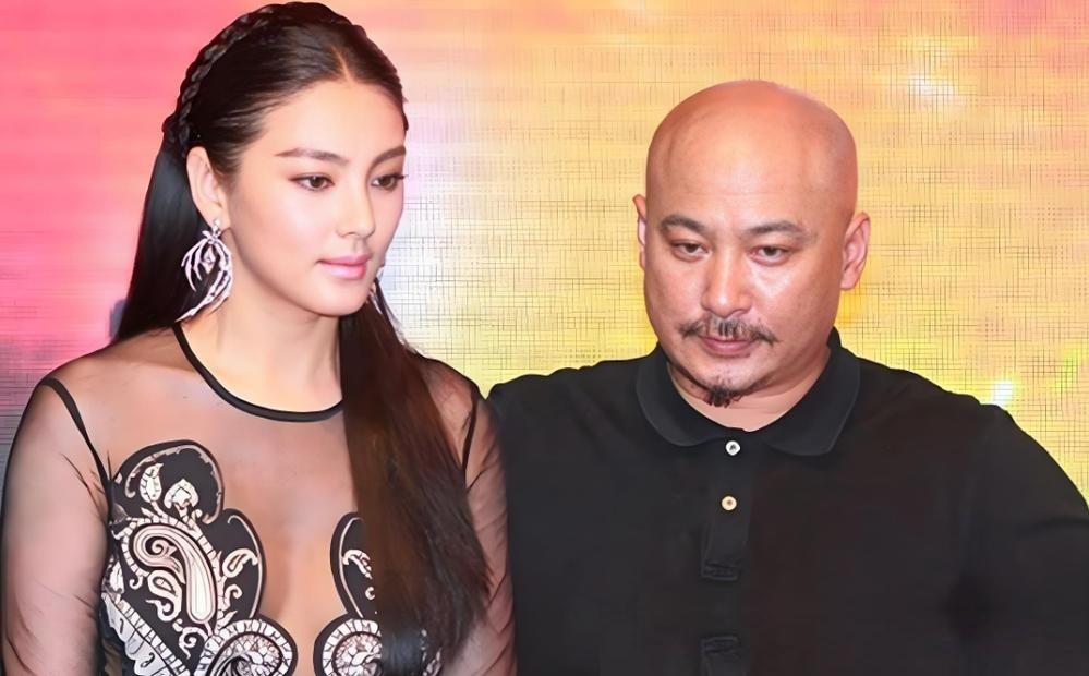 几十双眼睛盯着的片场，导演一言不发走上前，毫无征兆地一把扯开了女演员肚兜脖子上的