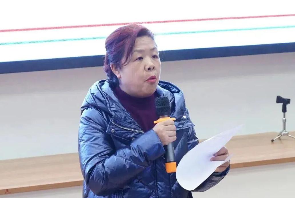 四川省自贡市大安区教育主管部门原来的负责人梁大姐，已经退居二线，转到大安区老科技